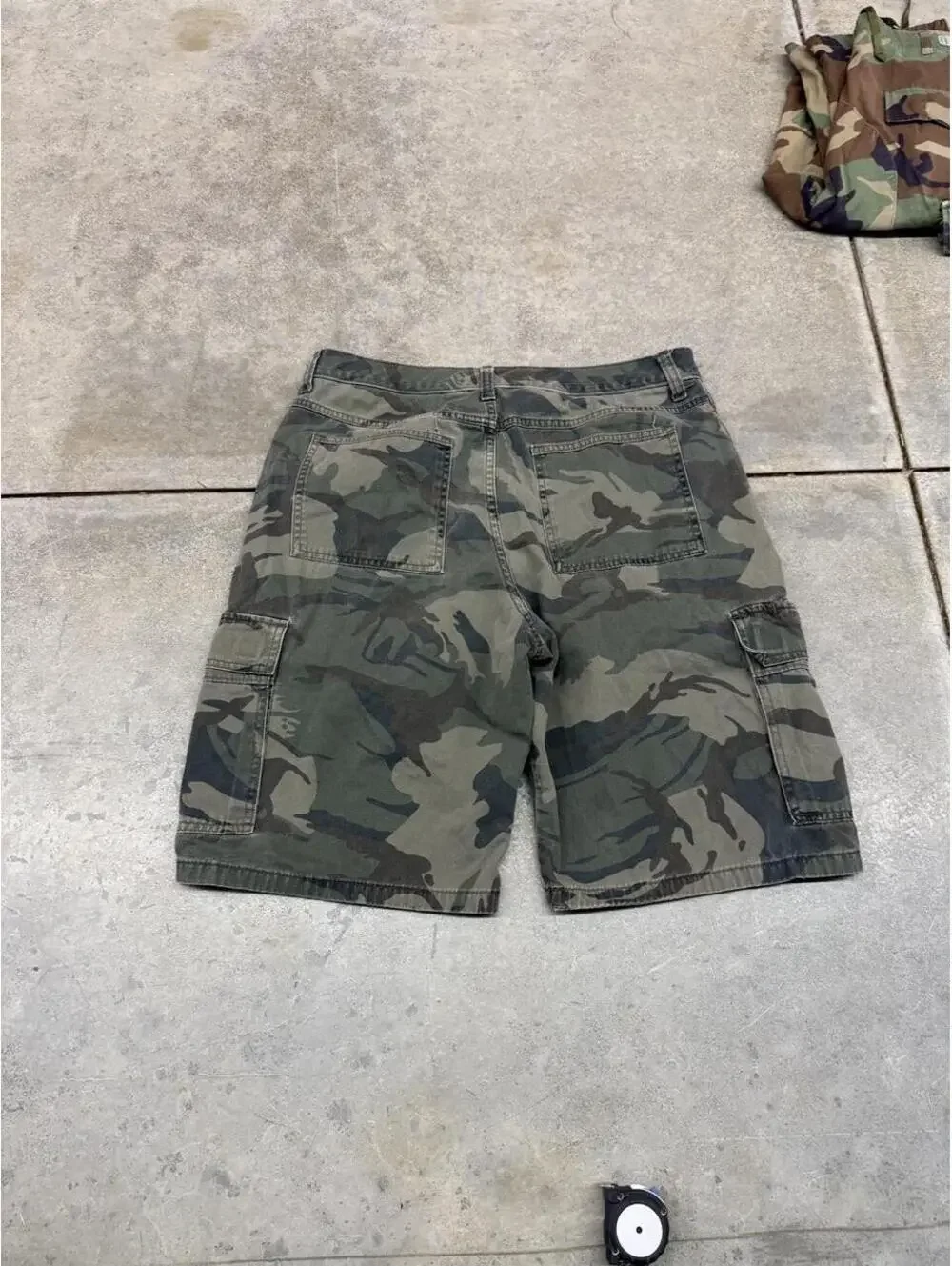 vintage wrangler woodland camo relaxed baggy fit cargo shorts size 32